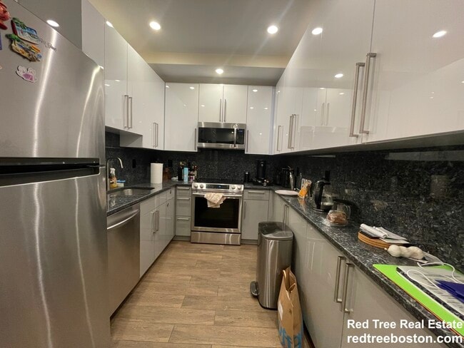 1616 Beacon St in Brookline, MA - Building Photo - Building Photo