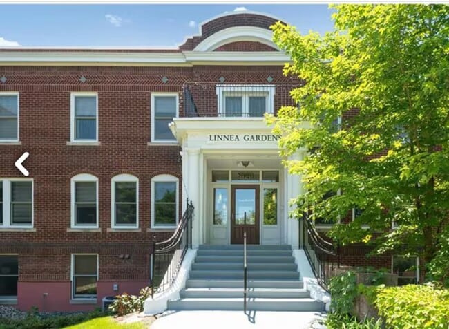 property at 2040 Como Ave