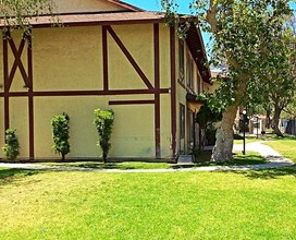 Grove Ave in Ontario, CA - Foto de edificio - Building Photo