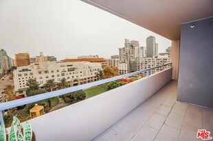 600 W 9th St in Los Angeles, CA - Building Photo