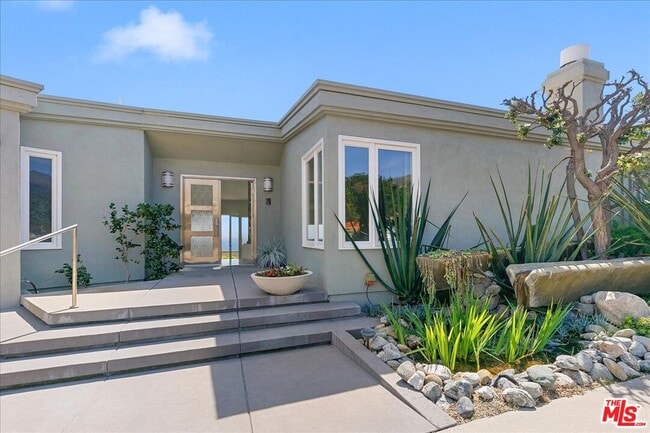 18244 Coastline Dr in Malibu, CA - Building Photo - Building Photo