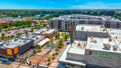 One Wheeling Town Center in Wheeling, IL - Foto de edificio - Building Photo
