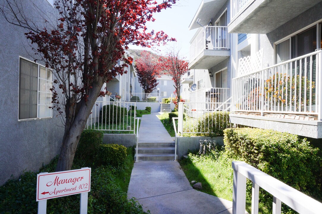 18071 Beneda Ln, Unit 214 in Santa Clarita, CA - Building Photo