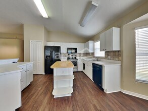 1309 Lake Shore Ranch Dr in Seffner, FL - Foto de edificio - Building Photo