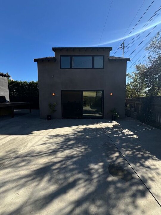 2536 Mayfield Ave in Montrose, CA - Building Photo