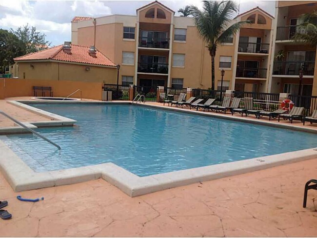 6292 NW 186th St, Unit 306 in Hialeah, FL - Building Photo - Building Photo