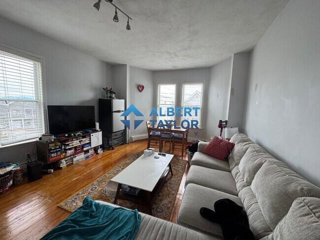 7 Munroe St, Unit 1 in Somerville, MA - Building Photo - Building Photo