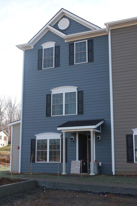 1397 Taylor Grove Ln in Harrisonburg, VA - Building Photo