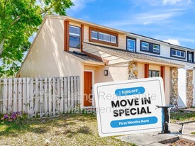 12290 Huntsman Ln in Orlando, FL - Building Photo
