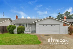 372 Hopkins Dr in Fairfield, CA - Building Photo