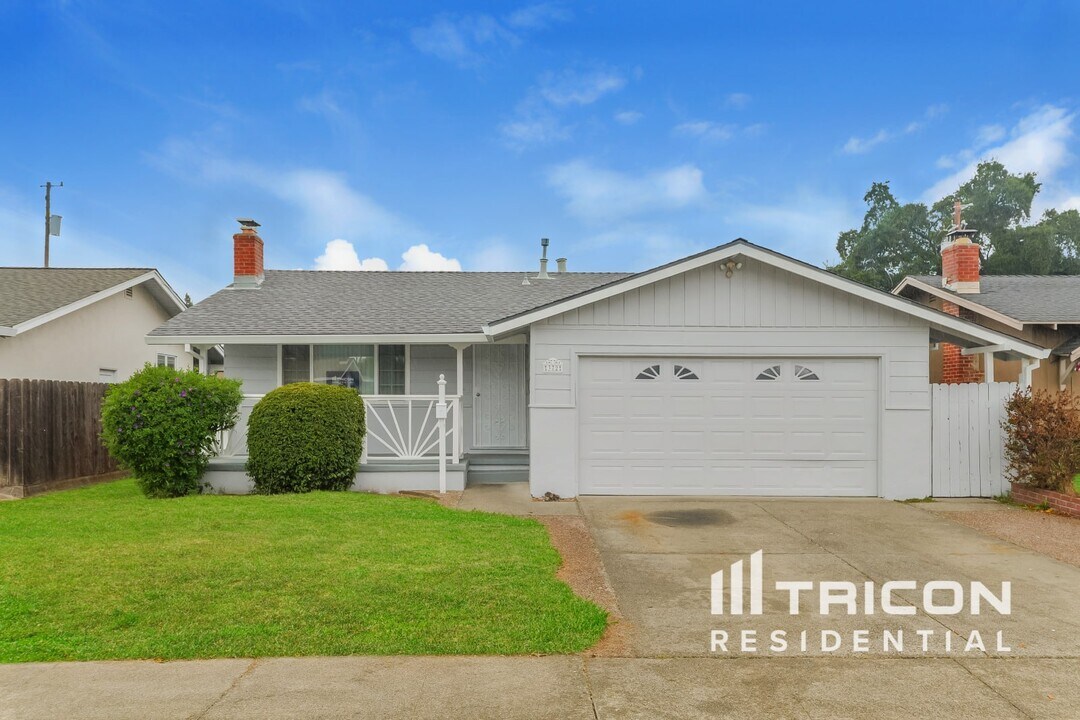 372 Hopkins Dr in Fairfield, CA - Building Photo