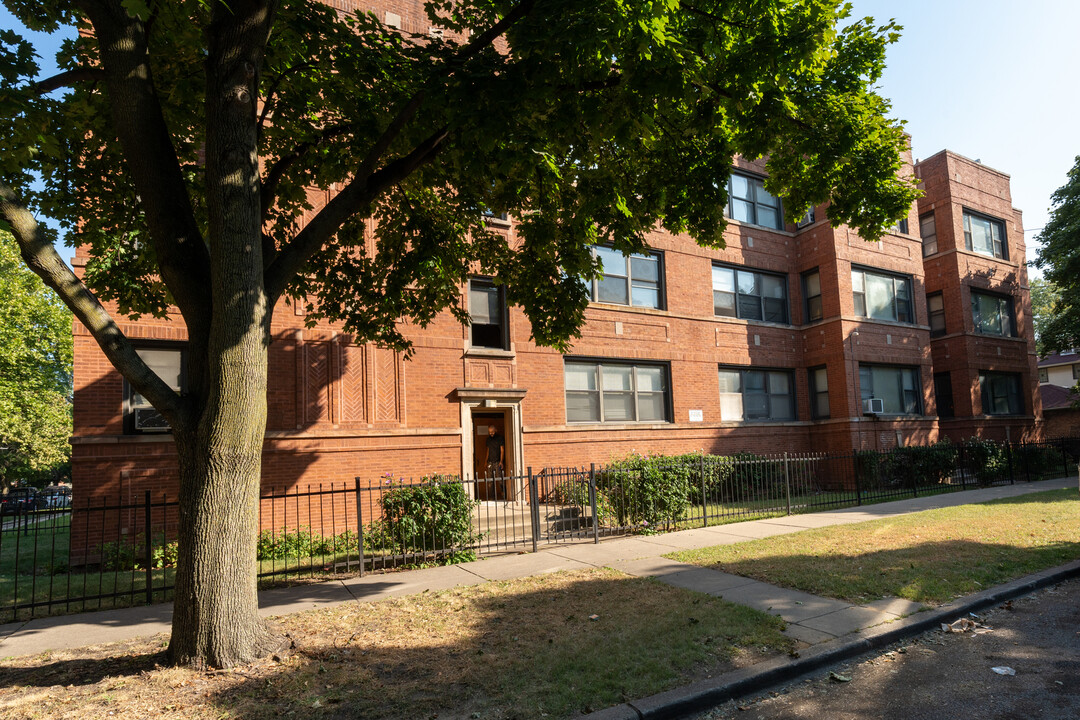 704 E 80th St in Chicago, IL - Foto de edificio