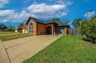 6825 Douglas Creek in Plano, TX - Foto de edificio - Building Photo