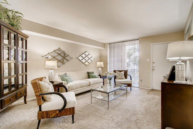 Towne Plaza in Houston, TX - Building Photo - Building Photo