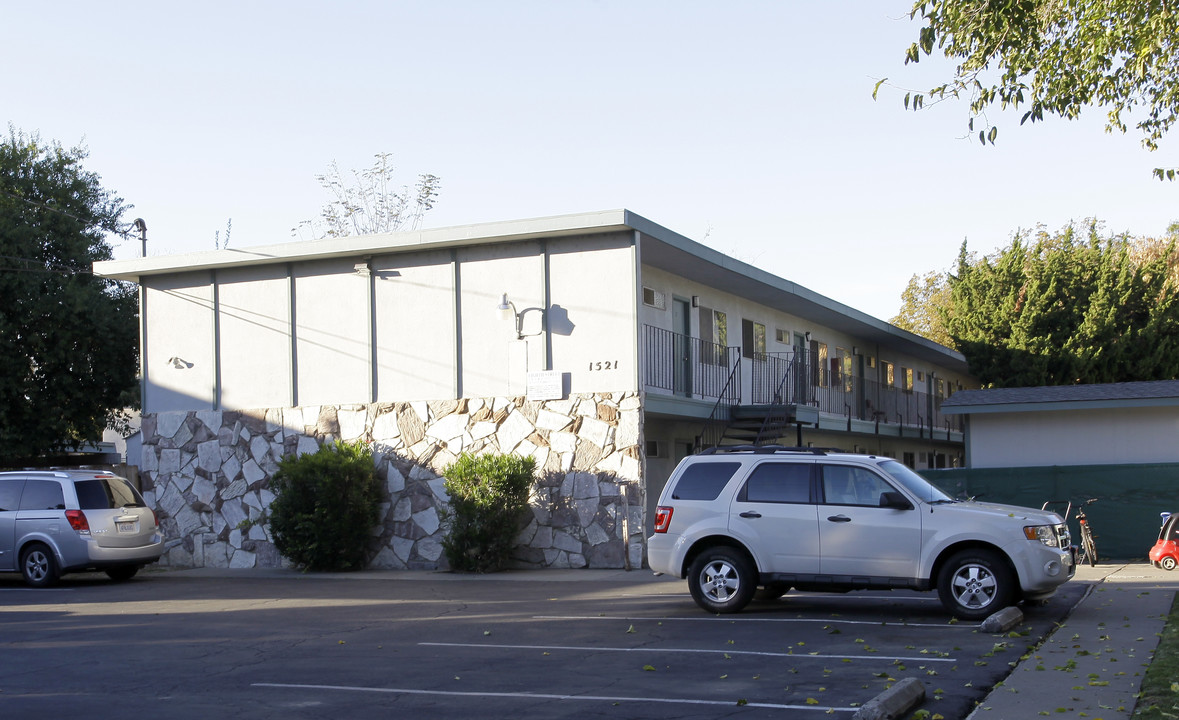 8th Street Apartments in Davis, CA - Foto de edificio