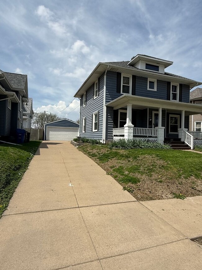 1321 4th St in Moline, IL - Building Photo - Building Photo