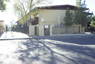 329 W Cleveland Ave in Las Vegas, NV - Foto de edificio - Building Photo