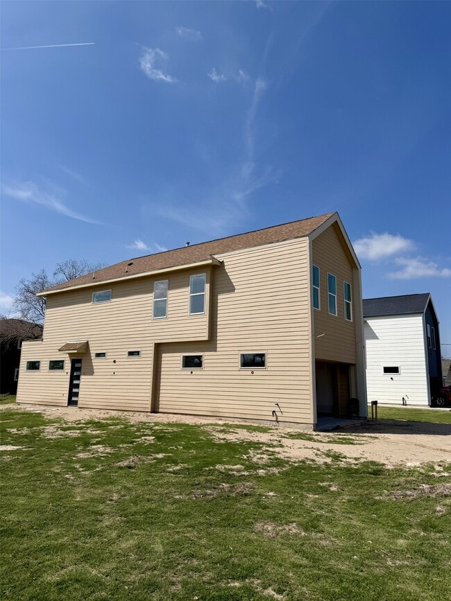 1120 Miller Rd in Sealy, TX - Building Photo - Building Photo