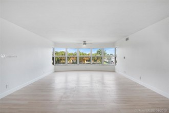 3031 NE 51st St-Unit -205W in Fort Lauderdale, FL - Foto de edificio - Building Photo