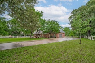 9072 Grand Lake Estates Dr in Montgomery, TX - Foto de edificio - Building Photo