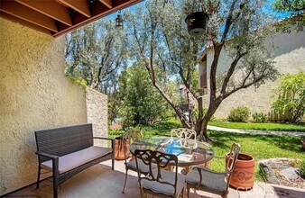 5760 Owensmouth Ave in Los Angeles, CA - Building Photo - Building Photo