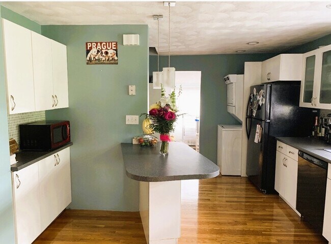 25 Emerald St in Medford, MA - Building Photo - Building Photo