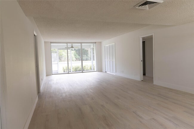 4007 N Cypress Dr in Pompano Beach, FL - Building Photo - Building Photo