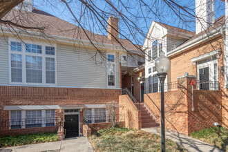 Gates at West Falls in Falls Church, VA - Foto de edificio - Building Photo