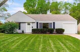7952 Rainbow Dr in Prairie Village, KS - Building Photo