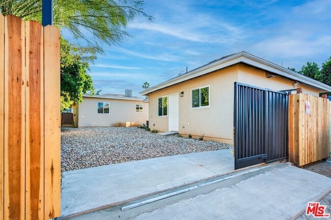 17625 Burbank Blvd in Los Angeles, CA - Foto de edificio - Building Photo