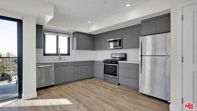 846 S Mariposa Ave in Los Angeles, CA - Foto de edificio - Building Photo