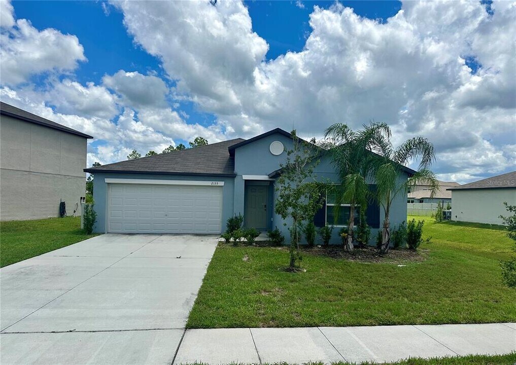2133 Old Mining Rd in Lakeland, FL - Foto de edificio