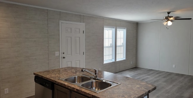 109 Applewood Ln in Columbus, MI - Foto de edificio - Building Photo