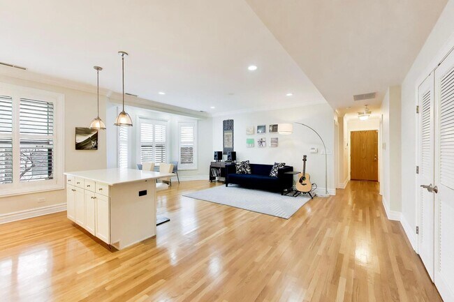 1701 N Crilly Ct in Chicago, IL - Building Photo - Building Photo