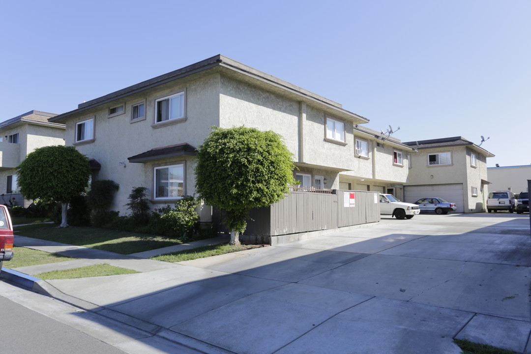 17432-17442 Keelson Ln in Huntington Beach, CA - Building Photo