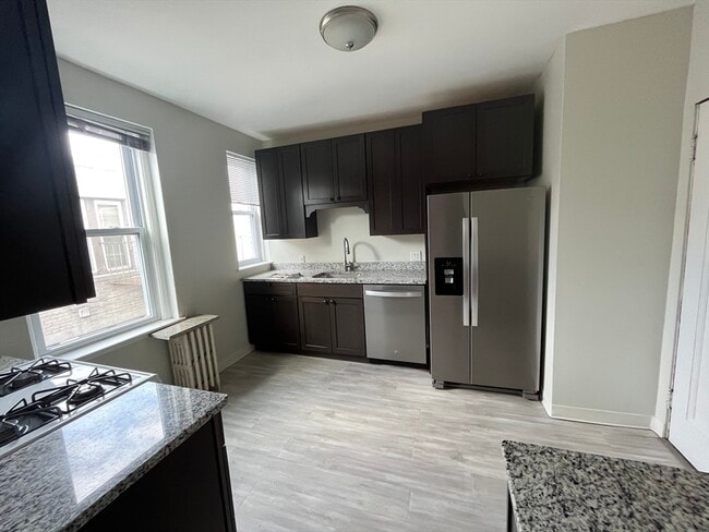 2035 Commonwealth Ave in Boston, MA - Building Photo - Building Photo