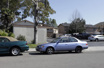 Villa Vista Apartments in Costa Mesa, CA - Building Photo - Building Photo