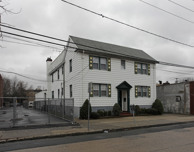 8 E Valley Stream Blvd in Valley Stream, NY - Foto de edificio - Building Photo