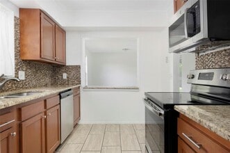 7670 8th St N in St. Petersburg, FL - Foto de edificio - Building Photo