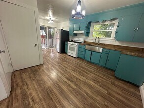 301 Ainsley Ave in Yuba City, CA - Foto de edificio - Building Photo