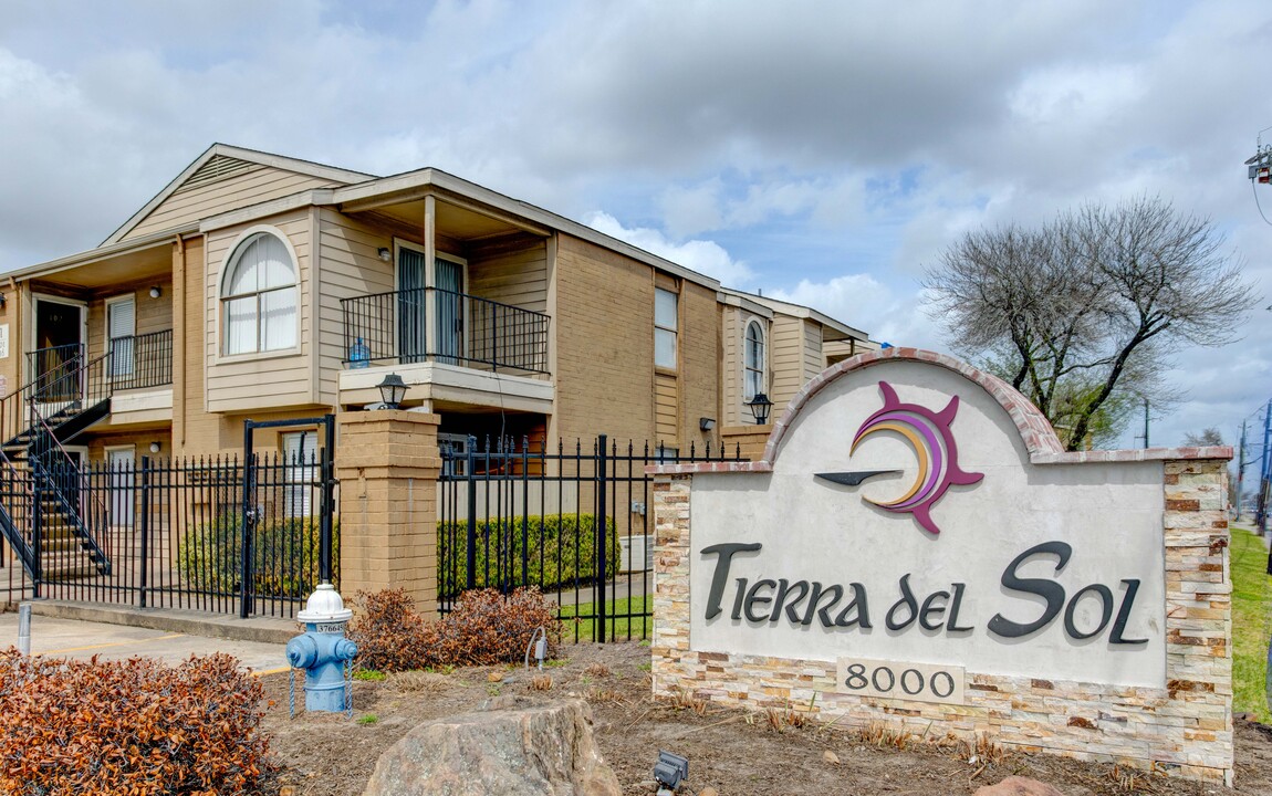 Tierra Del Sol in Houston, TX - Building Photo