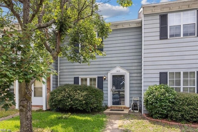 property at 905 Captains Ct