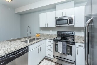 42 West Apartments in Southfield, MI - Building Photo - Interior Photo