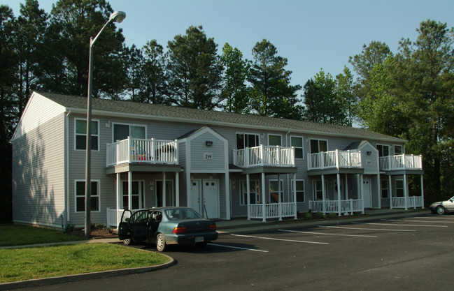 Laurel Woods in Ashland, VA - Building Photo - Building Photo