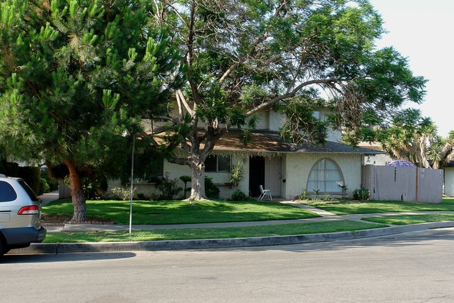 414 W Tularosa Ave in Orange, CA - Foto de edificio - Building Photo