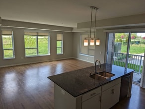 2180 State Hwy 13 in Mendota Heights, MN - Foto de edificio - Building Photo