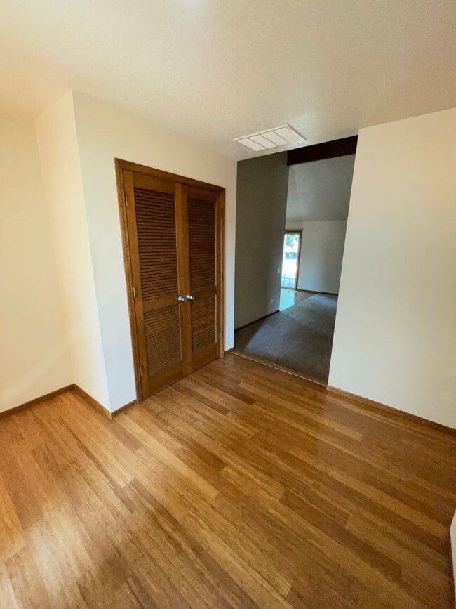 851 NE Hood St in Hillsboro, OR - Building Photo - Building Photo