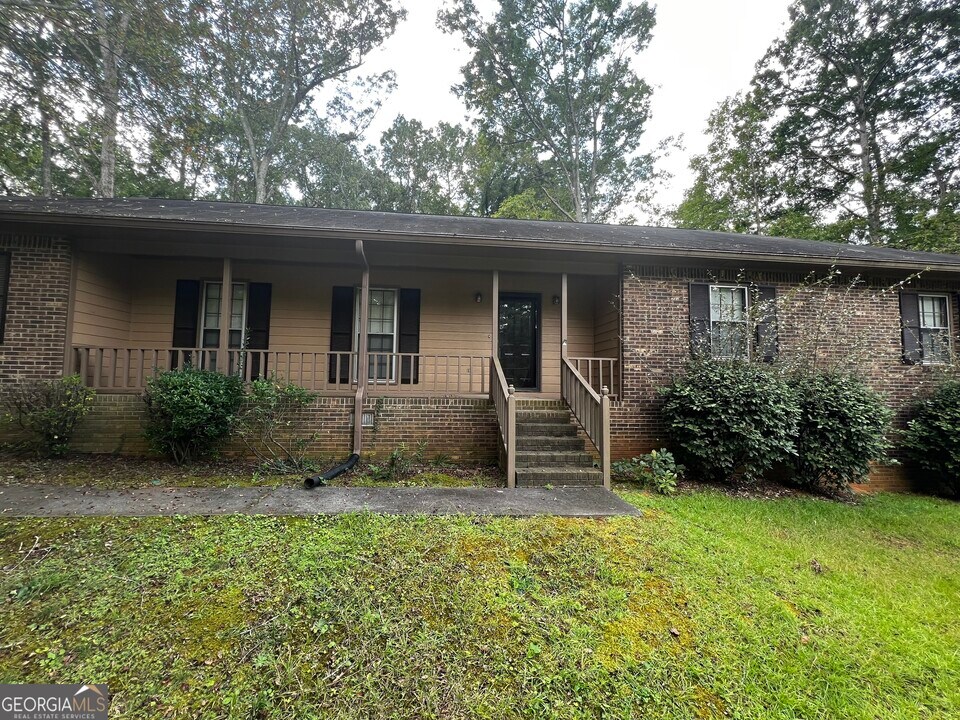 380 Hidden Valley Dr SE in Conyers, GA - Foto de edificio