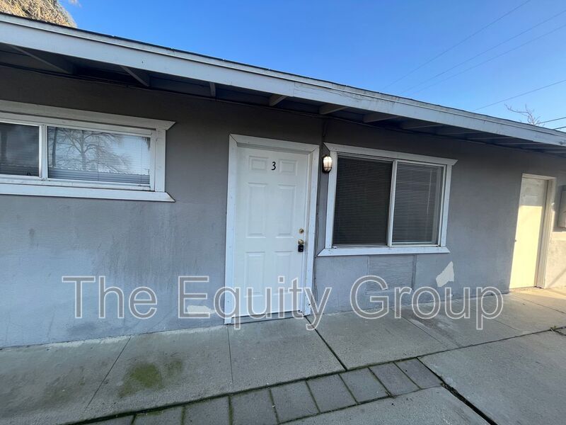 321 E Elm St in Hanford, CA - Building Photo