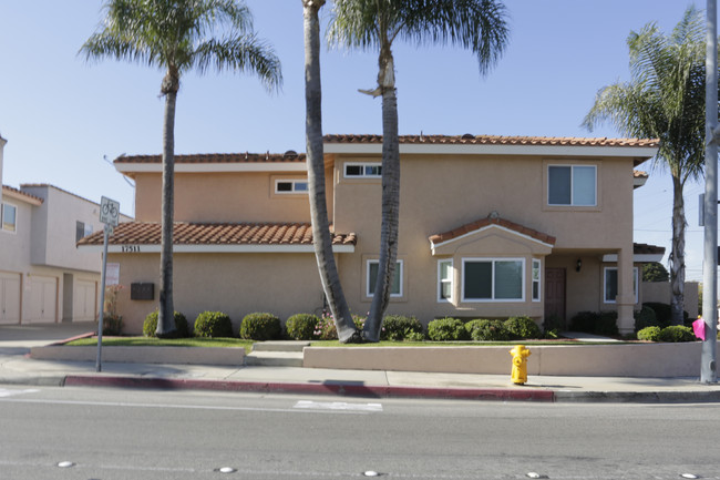 17511 Newland St in Huntington Beach, CA - Foto de edificio - Building Photo